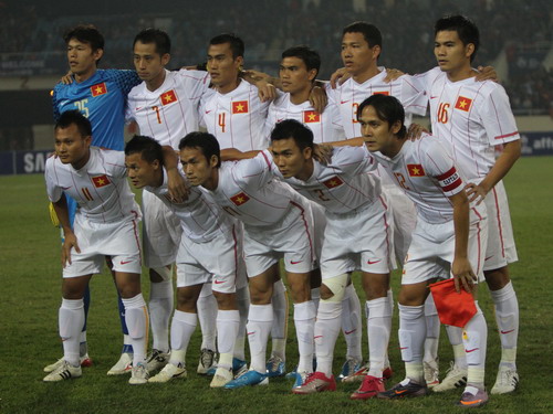 VN-Singapore 1-0: Kiên cường vượt khó, Việt Nam vào BK với ngôi đầu bảng ảnh 1