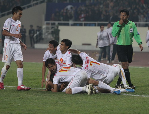 VN-Singapore 1-0: Kiên cường vượt khó, Việt Nam vào BK với ngôi đầu bảng ảnh 3