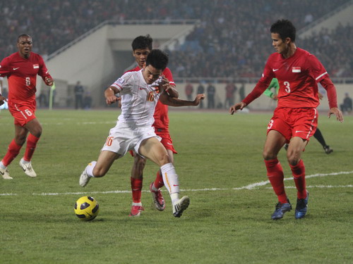 VN-Singapore 1-0: Kiên cường vượt khó, Việt Nam vào BK với ngôi đầu bảng ảnh 4