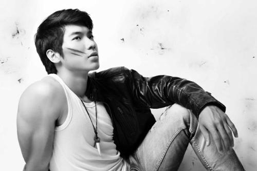 Siêu mẫu Trương Nam Thành dự thi Manhunt International 2011 