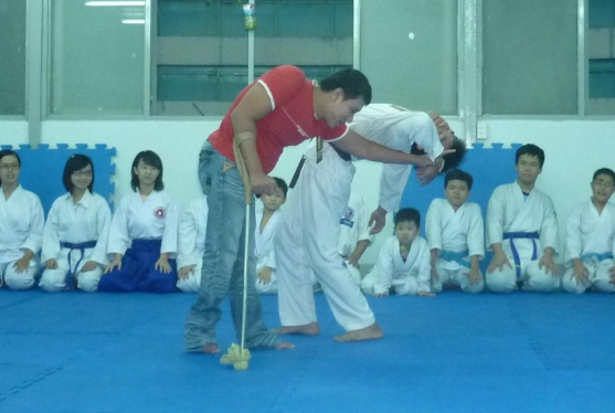 Anh Nguyễn Văn Hậu, một võ sinh khuyết tật đang tập luyện khuyettat Những võ sinh Aikido đặc biệt