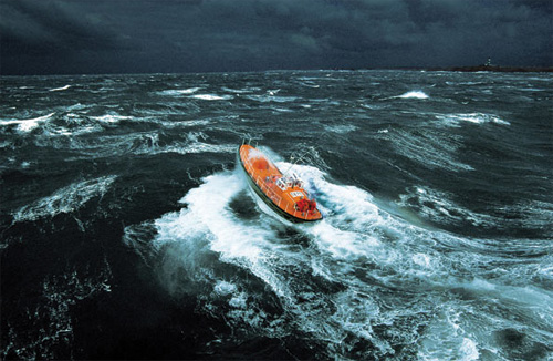 Kết quả hình ảnh cho con thuyền nhỏ trong bão