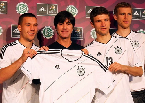 ĐT Đức giới thiệu mẫu áo mới cho Euro 2012