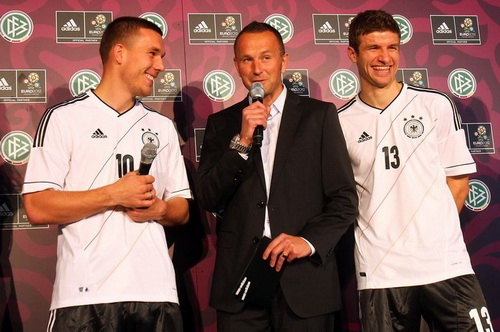ĐT Đức giới thiệu mẫu áo mới cho Euro 2012