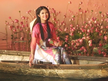 Hoa hậu Ngọc Hân tỏa sắc cùng sen trên hồ Thành nội Huế