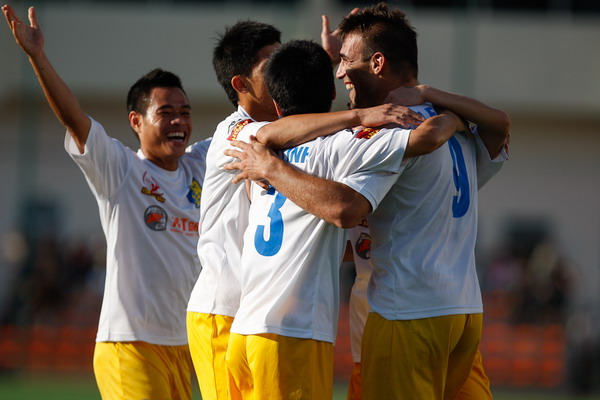 Giải hạng Nhất QG 2012 sau 14 vòng đấu: Song mã tranh hùng