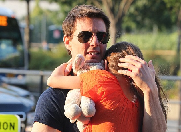 Tom Cruise gặp lại Suri sau bao ngày xa cách