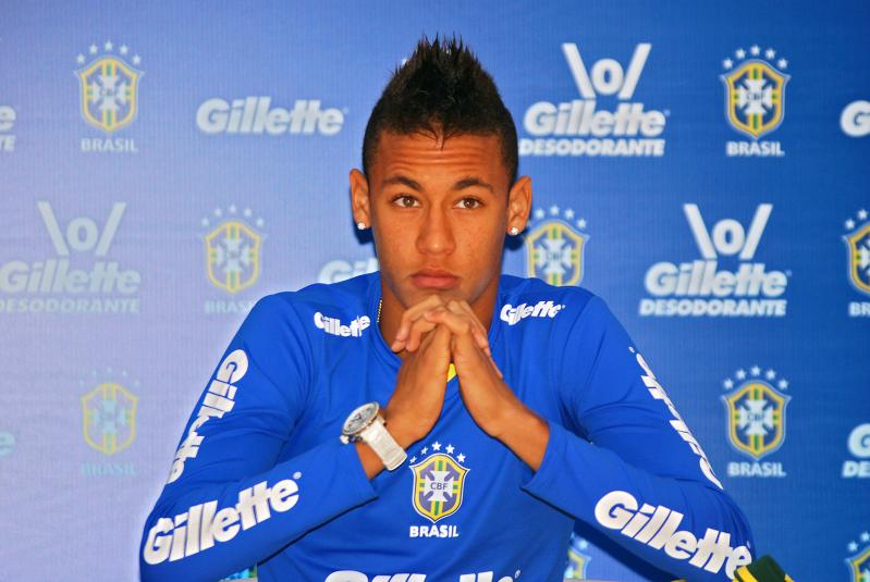 Neymar đặt Ronaldo ngang hàng Messi