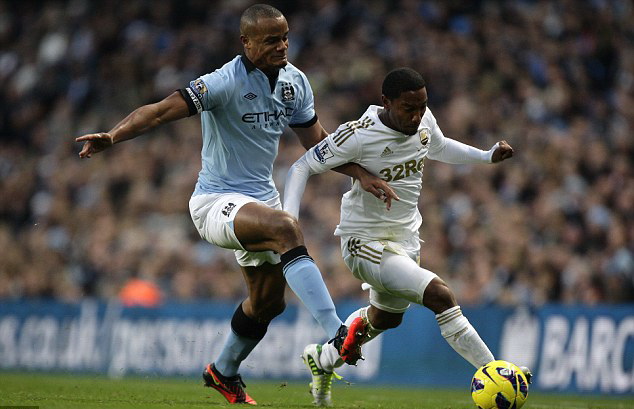 TRỰC TIẾP Man City 0-0 Swansea: Balotelli vào sân, Man City đá với 3 tiền đạo (Hiệp 2)