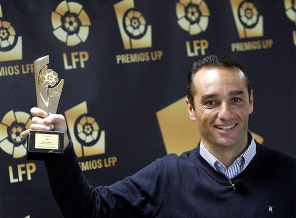 The-coach-of-Deportivo-La-Coua-Jose-Luis-Oltra.jpg