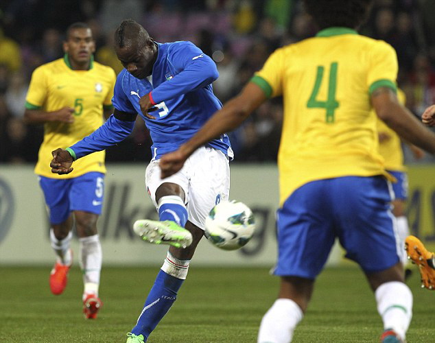Cham-diem-Italia-2-2-Brazil-Balotelli-che-mo-Neymar