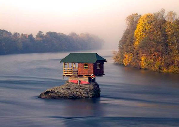 Lạ lùng ngôi nhà nằm ở giữa sông | kì lạ,ngôi nhà,bí ẩn,dòng sông,thu hút,kì quan