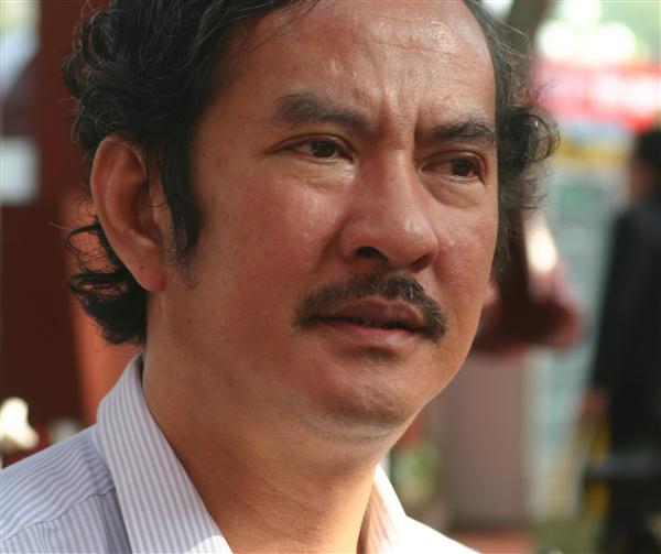 Nhíu mày bên sách triết 
