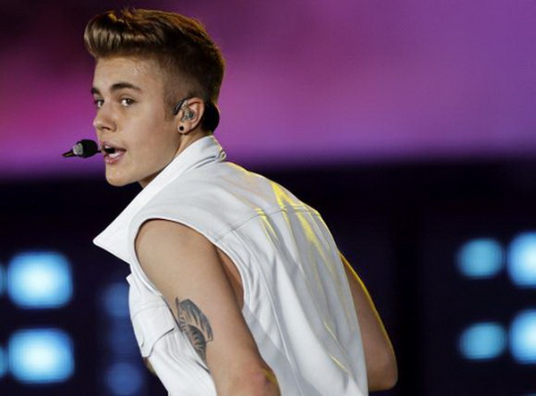 Justin Bieber bay vào không gian quay MV