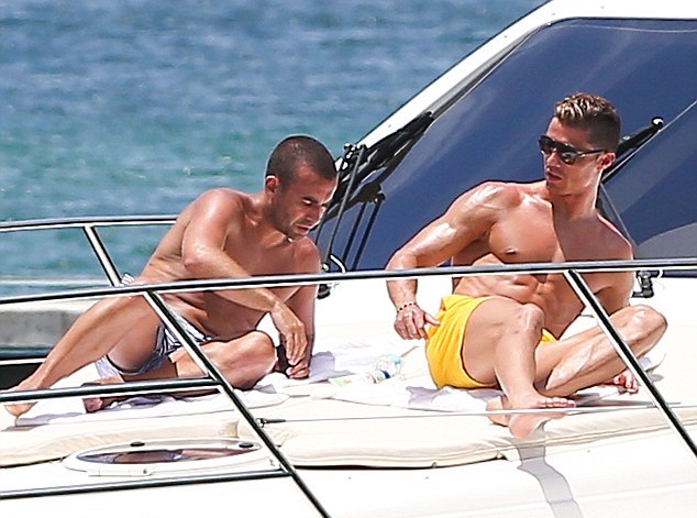 Hậu trường - Ronaldo mặc quần hồng, đeo kính trắng đi nghỉ mát