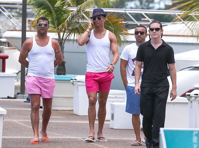 Hậu trường - Ronaldo mặc quần hồng, đeo kính trắng đi nghỉ mát (Hình 4).