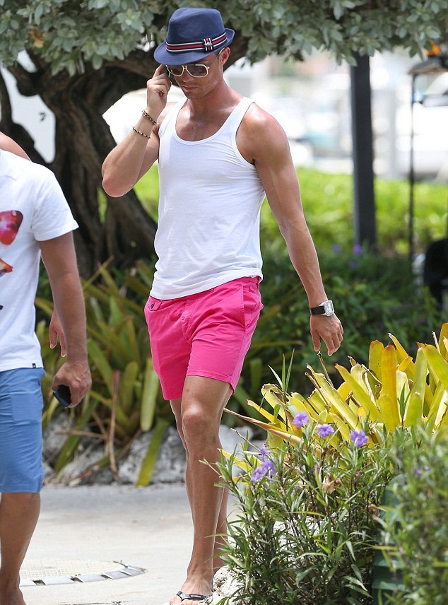 Hậu trường - Ronaldo mặc quần hồng, đeo kính trắng đi nghỉ mát (Hình 5).