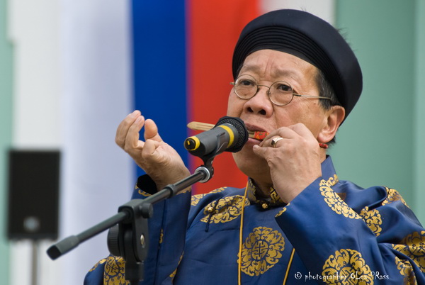 GS Trần Quang Hải biểu diễn đàn môi Việt Nam tại Festival quốc tế đàn môi ở Moskva, tháng 6/2012 - tran-quang-hairesize