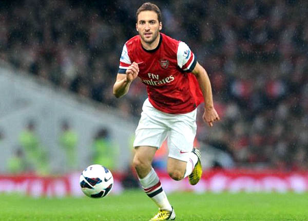 Higuain-se-den-My-Dinhjpg.jpg