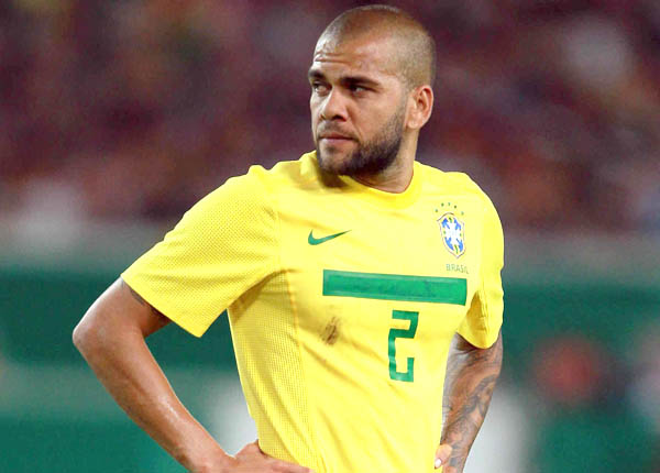 Chiêm ngưỡng Dani Alves đốt lưới nhà đẹp như mơ