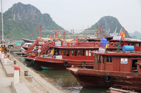 Tàu bỏ chuyến, hơn 100 du khách bị dầm mưa mắc kẹt ở đảo Cô Tô