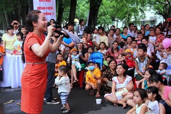 Phương Mỹ Chi và thí sinh The Voice Kids mang tiếng hát tới bệnh viện