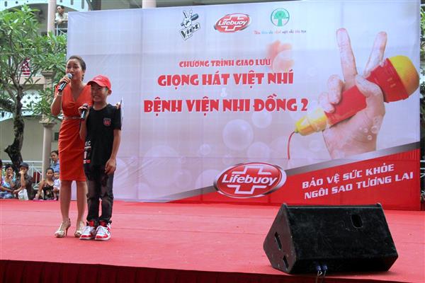 Phương Mỹ Chi và thí sinh The Voice Kids mang tiếng hát tới bệnh viện