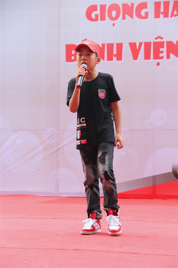 Phương Mỹ Chi và thí sinh The Voice Kids mang tiếng hát tới bệnh viện