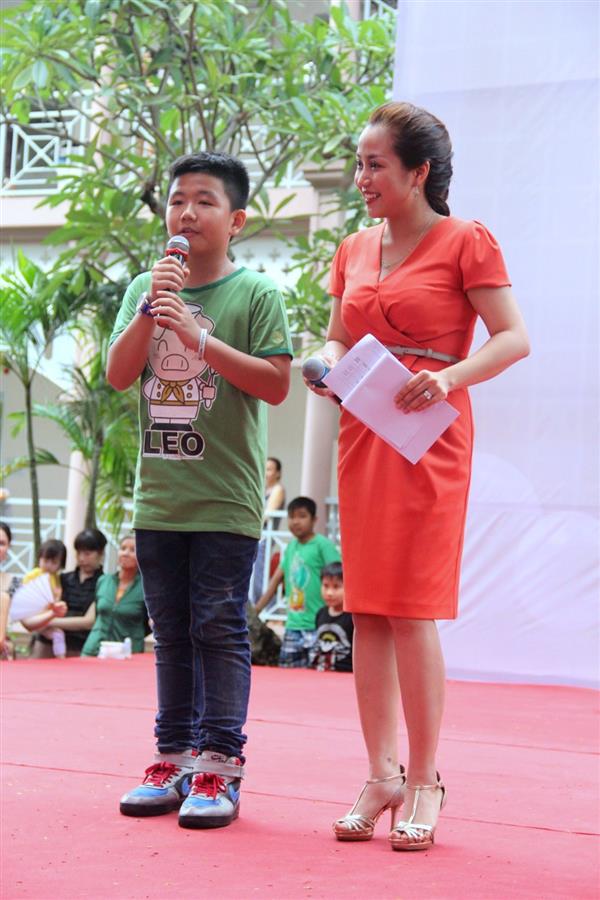 Phương Mỹ Chi và thí sinh The Voice Kids mang tiếng hát tới bệnh viện
