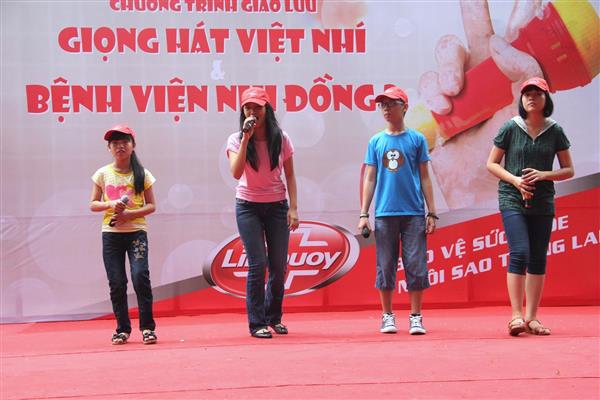 Phương Mỹ Chi và thí sinh The Voice Kids mang tiếng hát tới bệnh viện