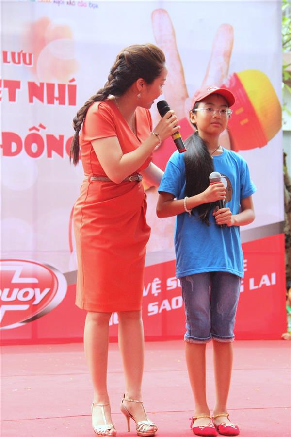 Phương Mỹ Chi và thí sinh The Voice Kids mang tiếng hát tới bệnh viện