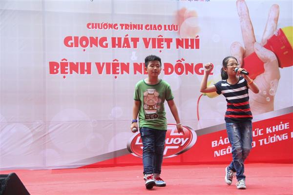 Phương Mỹ Chi và thí sinh The Voice Kids mang tiếng hát tới bệnh viện