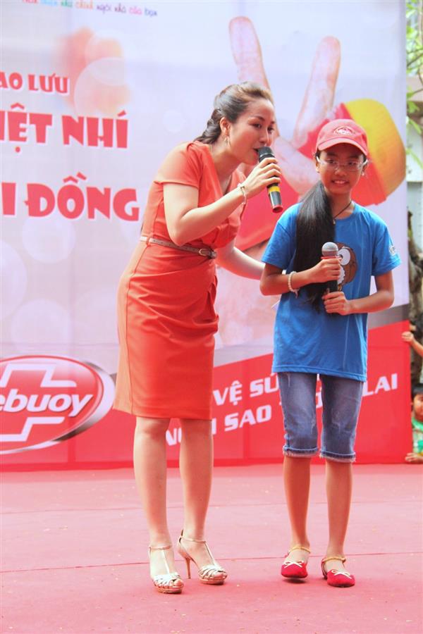Phương Mỹ Chi và thí sinh The Voice Kids mang tiếng hát tới bệnh viện