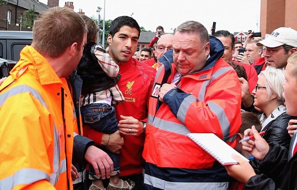 Luis Suarez tái xuất: CĐV chào đón, Rodgers hạnh phúc