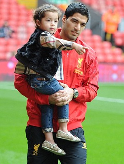 Luis Suarez tái xuất: CĐV chào đón, Rodgers hạnh phúc