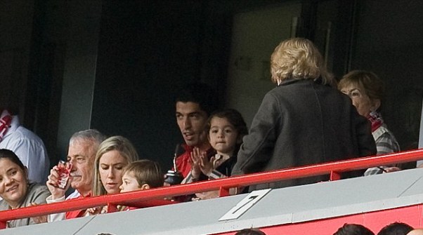 Luis Suarez tái xuất: CĐV chào đón, Rodgers hạnh phúc