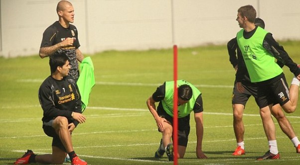 Luis Suarez tái xuất: CĐV chào đón, Rodgers hạnh phúc