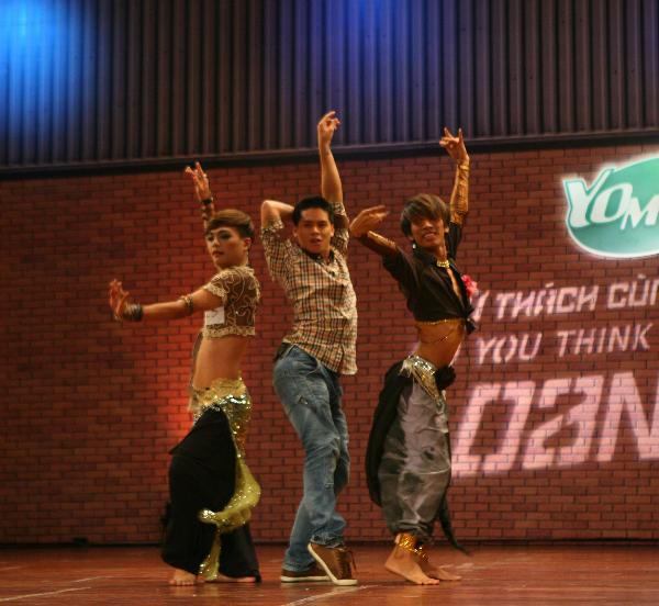 Mở màn 'Thử thách cùng bước nhảy': Nữ nhảy popping, nam múa bụng quyến rũ giám khảo