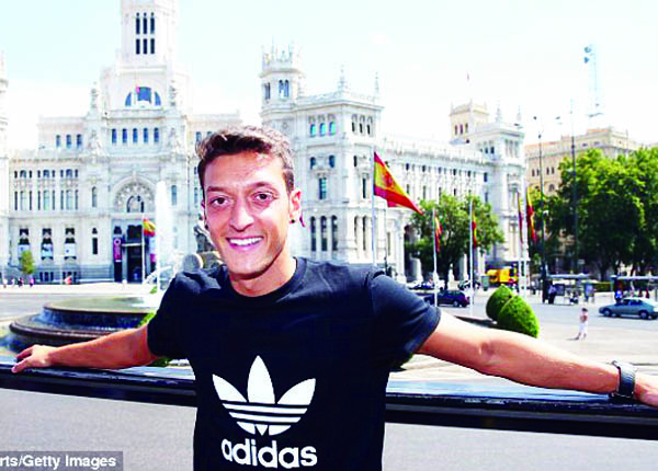 Mesut Oezil: Thành công bị lợi dụng