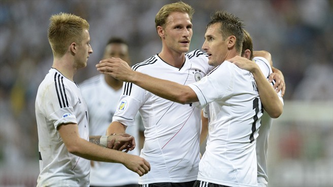 Klose san bằng kỷ lục của Mueller, Đức tiến một bước dài tới Brazil