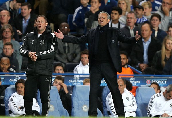 Mourinho đối thoại với các học trò để giải quyết khủng hoảng