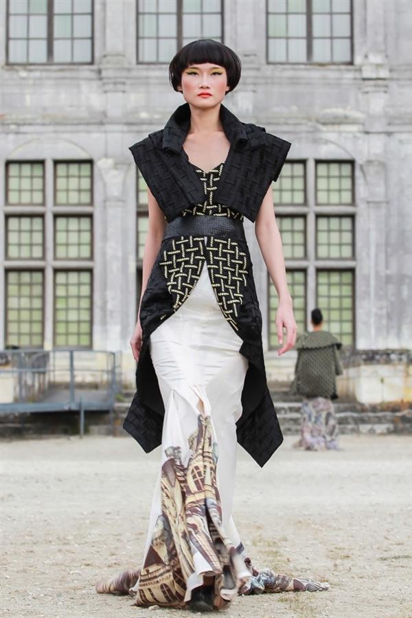 Kha Mỹ Vân diễn thời trang ở Pháp và du ngoạn châu Âu