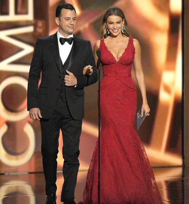 ‘Nữ hoàng truyền hình’ khoe dáng ngọc ngà tại lễ trao giải Emmy