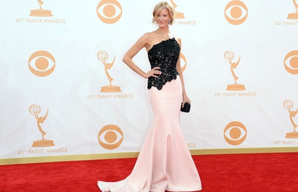 ‘Nữ hoàng truyền hình’ khoe dáng ngọc ngà tại lễ trao giải Emmy