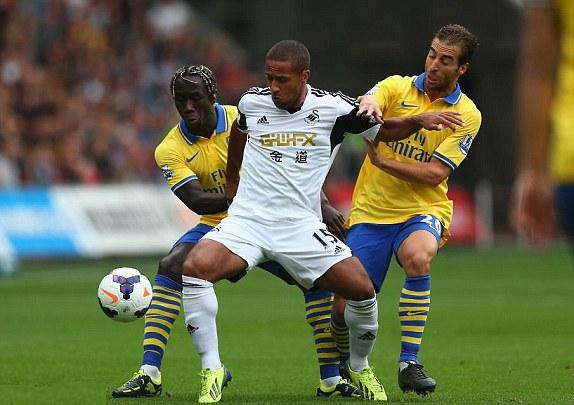 Swansea 1-2 Arsenal: Ramsey lại đóng vai người hùng, 'Pháo thủ' tiếp tục bay cao