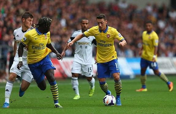 Swansea 1-2 Arsenal: Ramsey lại đóng vai người hùng, 'Pháo thủ' tiếp tục bay cao