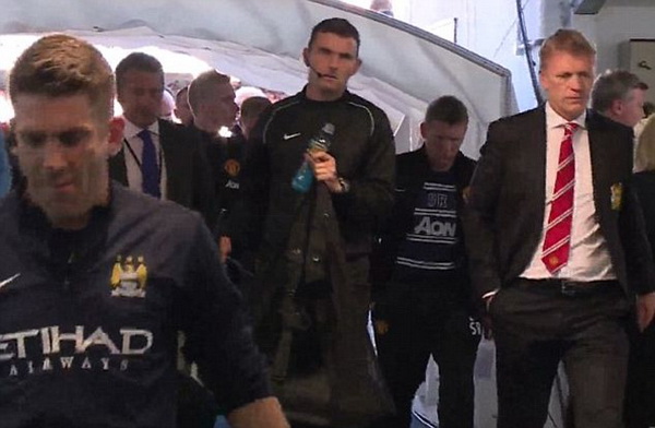 Man City công bố video 'mật', Man United tức giận