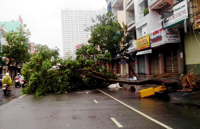 Huế, Đà Nẵng, Hội An oằn mình trong bão