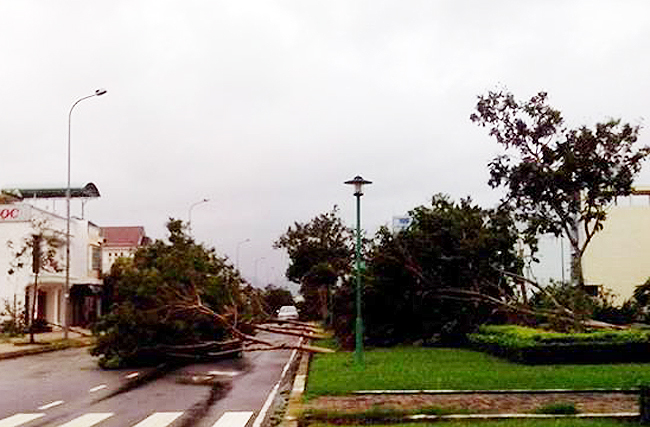 Huế, Đà Nẵng, Hội An oằn mình trong bão