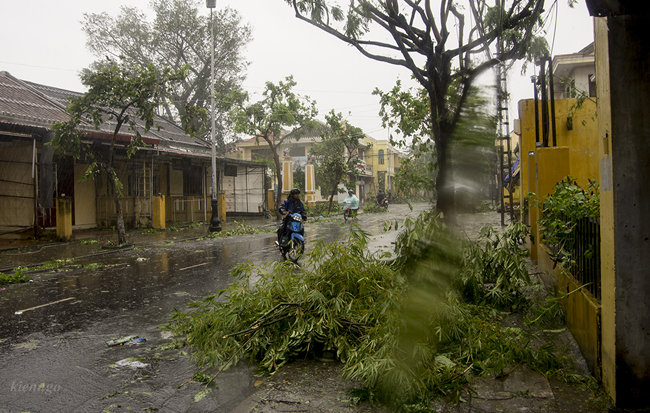 Huế, Đà Nẵng, Hội An oằn mình trong bão
